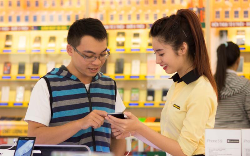 Nh&acirc;n vi&ecirc;n Thế Giới Di Động tận t&acirc;m phục vụ kh&aacute;ch h&agrave;ng
