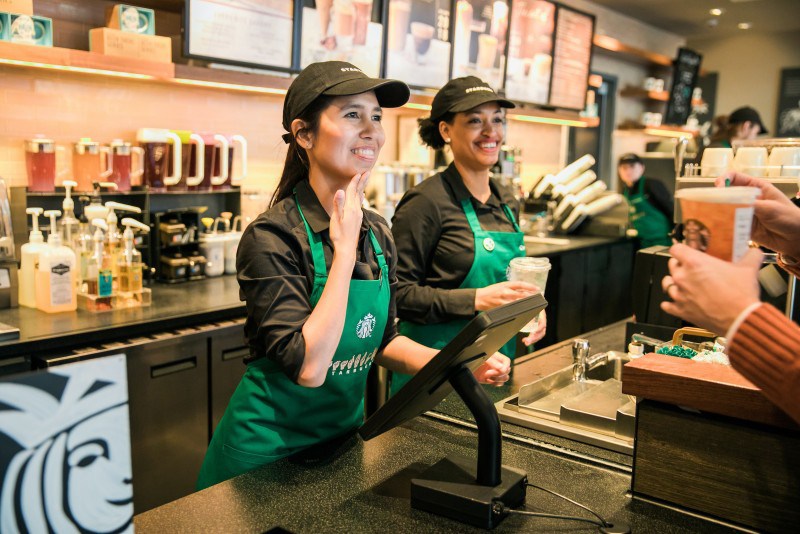 Barista Starbucks tự h&agrave;o mặc chiếc tạp dề xanh v&agrave; trở th&agrave;nh một micro-influencer tr&ecirc;n mạng x&atilde; hội.